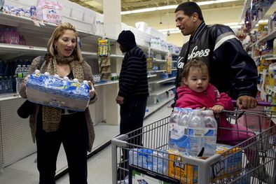 MDZol | Una familia neoyorkina buscando víveres para enfrentar el huracán.
