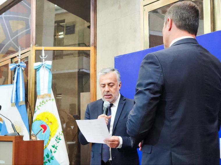 Alfredo Cornejo le tomó juramento a Gustavo Riera. Foto: X Tadeo García Zalzar