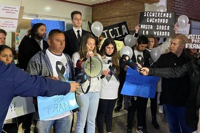 MDZol | Vanessa Cáceres dio lectura tras la marcha a un duro comunicado en el que responsabilizaron a las autoridades del Ministerio de Salud por ocultar lo que ocurría en el Hospital Foto: Twitter Marcelo Cossar