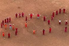 Una treintena de hombres con monos rojos se organizan en el patio del centro de detención Bluebonnet Foto: BBC Una treintena de hombres con monos rojos se organizan en el patio del centro de detención Bluebonnet Foto: BBC