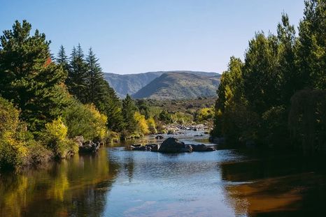 Amboy está en el Valle de Calamuchita y se destaca por sus calles empedradas, la capilla San José (1885) y un arroyo manso con sombra de monte. Amboy está en el Valle de Calamuchita y se destaca por sus calles empedradas, la capilla San José (1885) y un arroyo manso con sombra de monte.