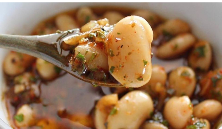 Muchos hogares argentinos agregan ají molido o pimentón a la receta de porotos en escabeche para darle un toque más intenso y aromático. Muchos hogares argentinos agregan ají molido o pimentón a la receta de porotos en escabeche para darle un toque más intenso y aromático.