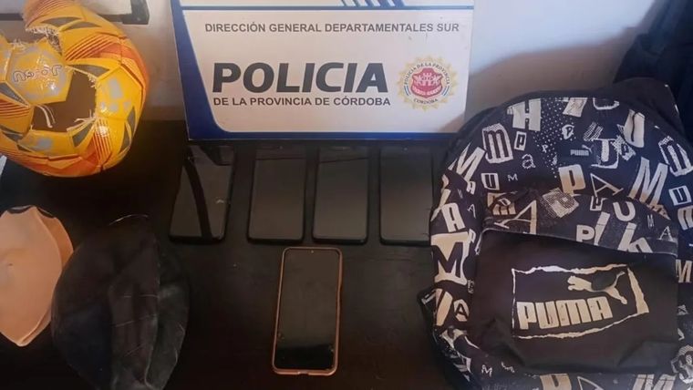 Un joven fue detenido por intentar entrar celulares a la cárcel ocultándolos dentro de una pelota de fútbol Foto: NA