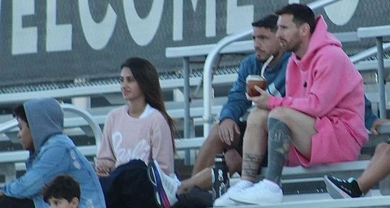 Mate en mano y conjunto rosa: Lionel Messi siguió el partido de su hijo. Foto: Twitter