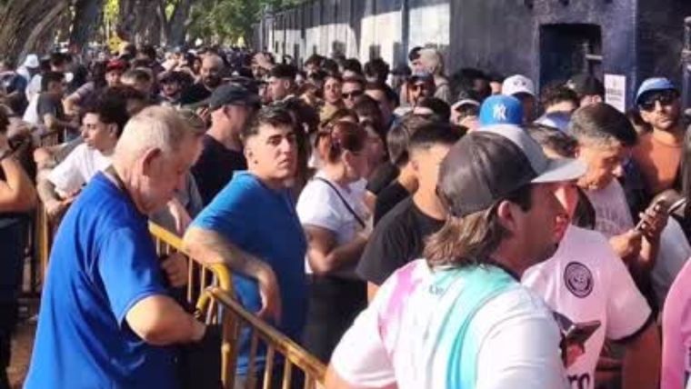 La cola de los hinchas de la Lepra en el Gargantini.&nbsp;