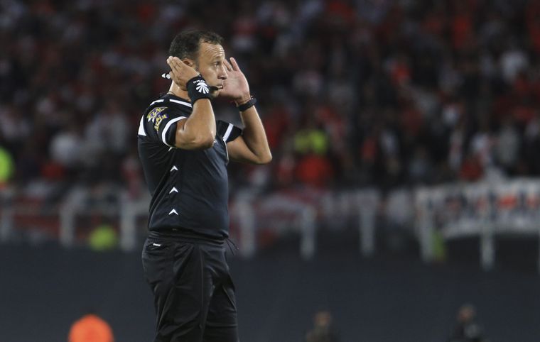 El historial del árbitro suma tensión en la previa del Superclásico.