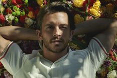 El actor protagoniza la serie Bridgerton. / @jbayleaf