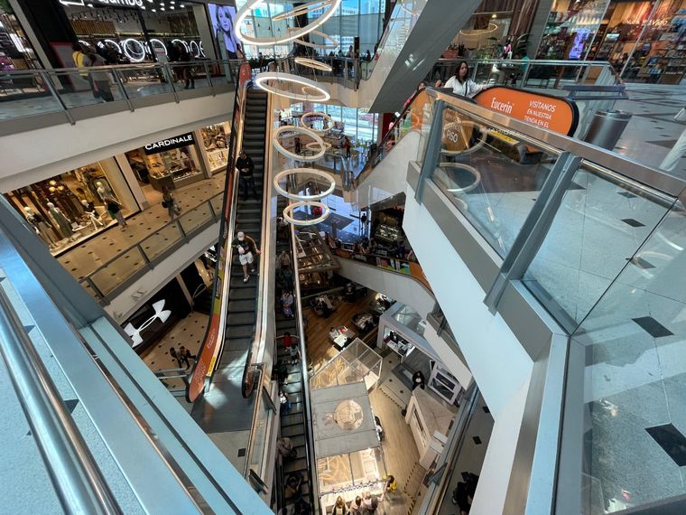 Los centros comerciales de Argentina cuentan promociones especiales para extranjeros. Foto: Sol Devia/MDZ