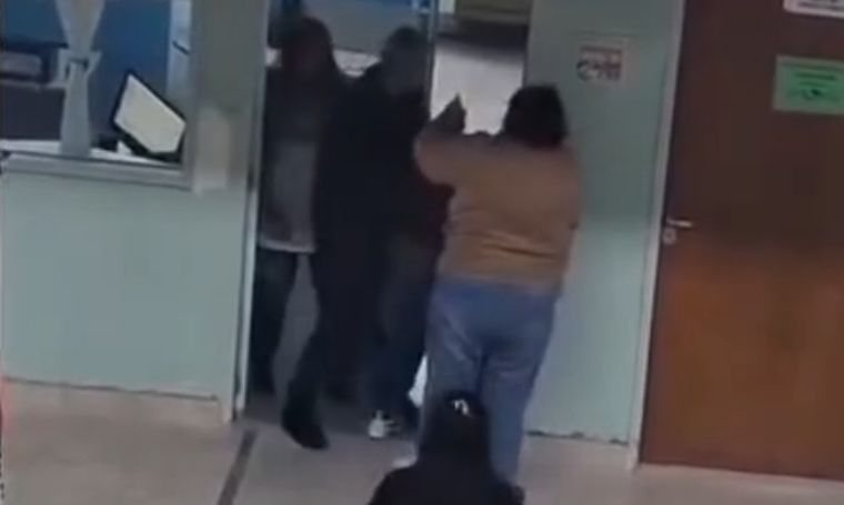 La mujer fue apuntada por el delito de lesiones leves en concurso con amenazas en contra de la maestra de su hija.