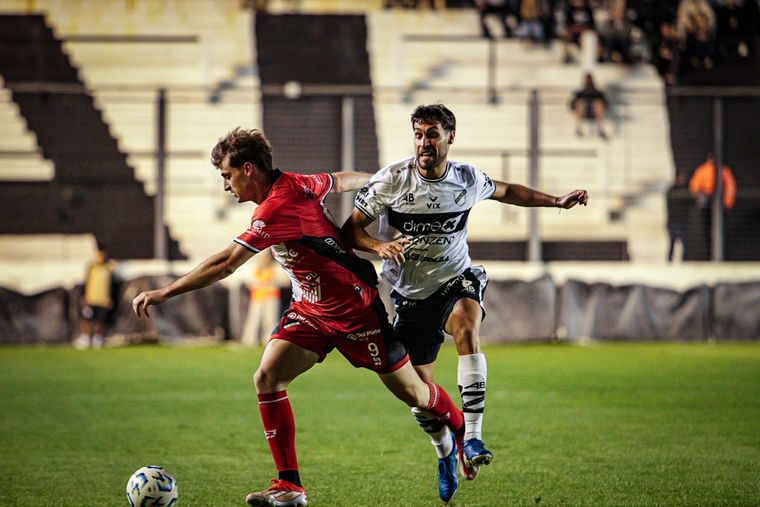 Bonacci se lleva el balón ante la marca de un defensor del Albo. Pietrobono fue muralla y Maipú se trajo un punto de oro desde Floresta. Foto: Gentileza Manuel Fernández