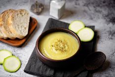 Irresistible receta de sopa crema de calabacín lista en pocos minutos.