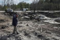 Un operario mide los niveles de radiación en unas trincheras que soldados rusos cavaron en los alrededores de la planta nuclear de Chernóbil. Foto: REUTERS