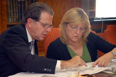 MDZol | La ministra Silvia Ruggeri en momento en que firma el Pacto Social. Foto: Gerardo Gómez / MDZ