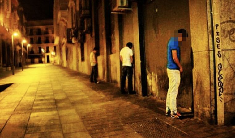 Imagen ilustrativa: la horrible costumbre de orinar en la vía pública. Foto: Instagram