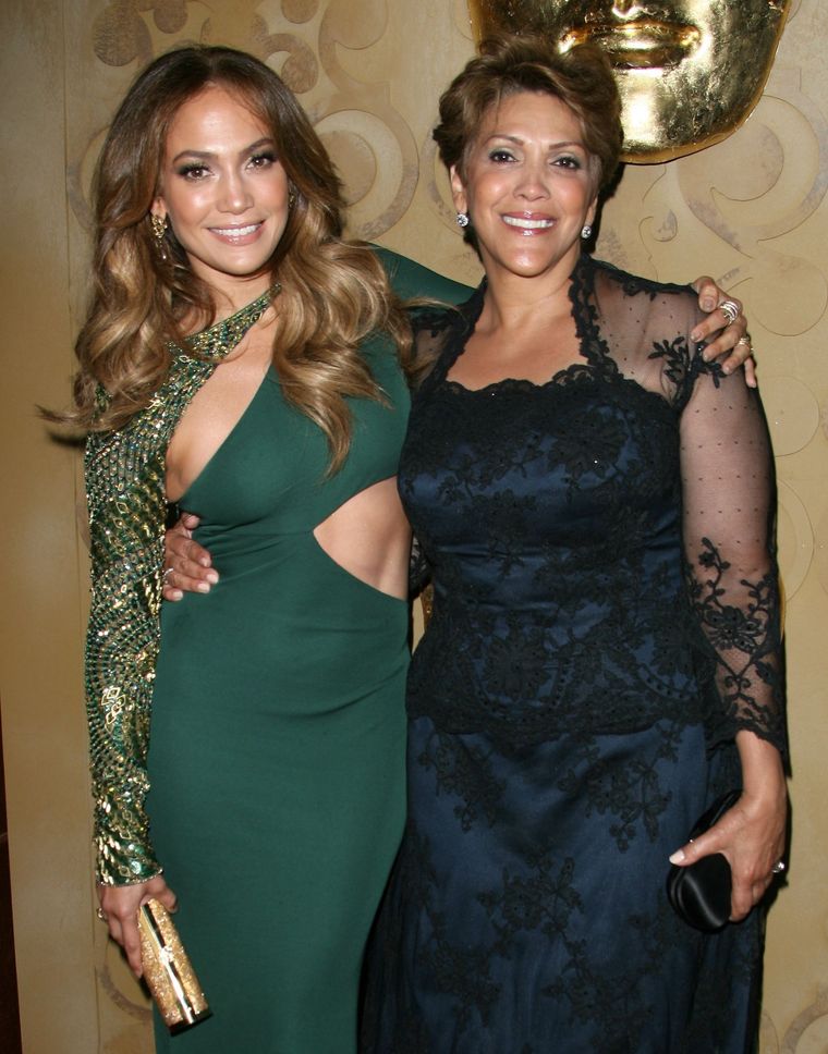 Foto: https://www.univision.com/entretenimiento/cine-y-series/jennifer-lopez-complicada-relacion-mama-guadalupe-documental-netflix-halftime