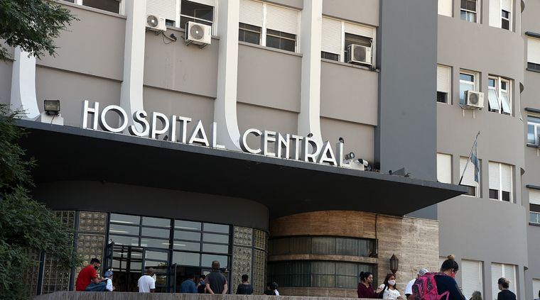 El hombre fue internado en el Hospital Central. Foto: ALF PONCE MERCADO / MDZ