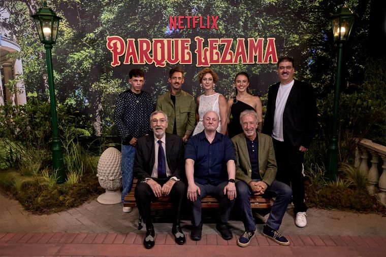 Juan José Campanella, junto al elenco completo de Parque Lezama: Luis Brandoni, Eduardo Blanco, Verónica Pelaccini, Agustín “Rada” Aristarán, Manuela Menéndez, Matías Alarcón y Alan Taty Fernández. 