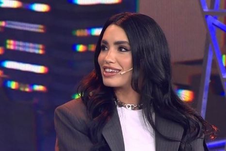 Lali salió de ver a Moria en el teatro y se encontró con una ola de periodistas que no dudaron en preguntarle sobre los temas más candentes del momento.