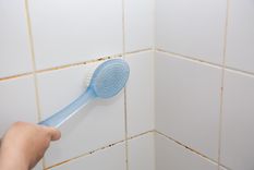 HONGOS La humedad hace que el baño sea un ambiente propicio a la creación de hongos Foto: SHUTTERSTOCK