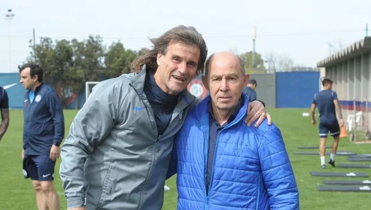 Insua y Bochini, con el escudo de San Lorenzo de fondo Foto: @SanLorenzo