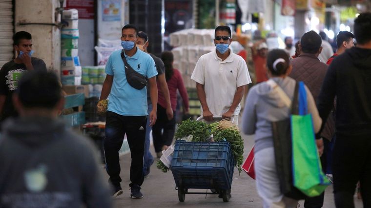 Gente en Central de Abastos, en Ciudad de México, México, 11 de mayo de 2020.