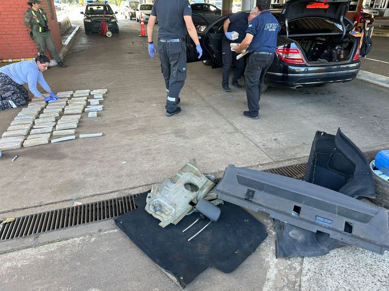 El perro Floky marcó el vehículo y agentes especializados de la Aduana confirmaron la presencia de drogas mediante el escáner Foto: Aduana