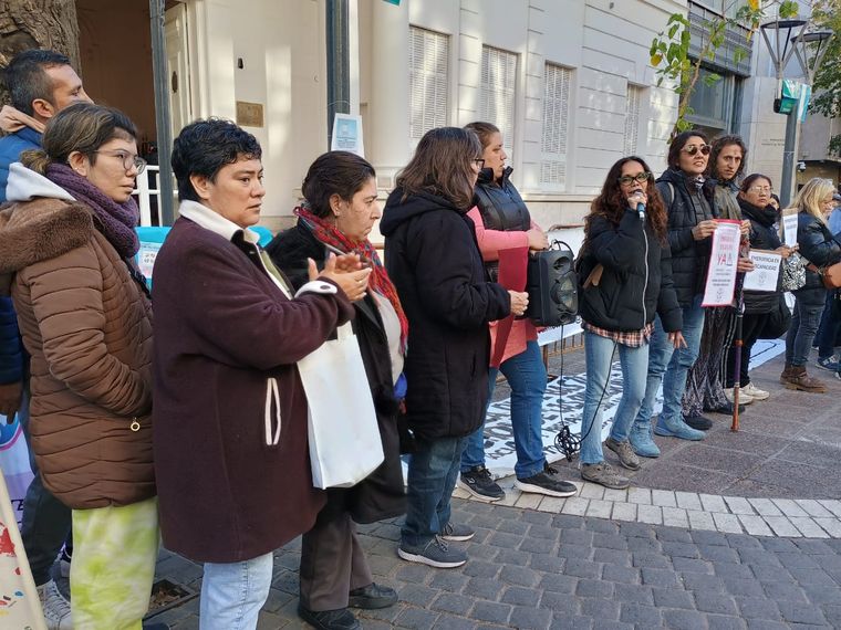 La falta de pagos, el ajuste y la precarización encendieron el reclamo del sector de la discapacidad, que se hizo oír en el centro de Mendoza. La falta de pagos, el ajuste y la precarización encendieron el reclamo del sector de la discapacidad, que se hizo oír en el centro de Mendoza.