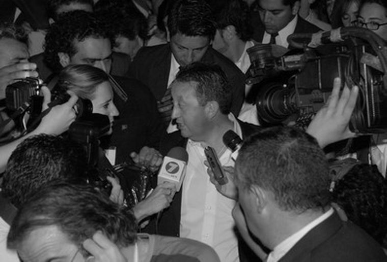 Jaque ingresa al palco, luego de pasar un momento difícil.