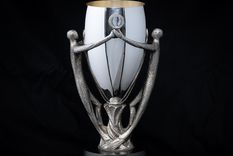 El trofeo de la Finalissima representa la unión de la Conmebol y la UEFA.