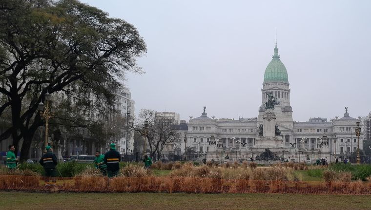 Cielo gris y aire denso, la extraña postal porteña en los últimos días de invierno. Foto: Juan Mateo Aberastain/MDZ. Foto: Juan Mateo Aberastain/MDZ