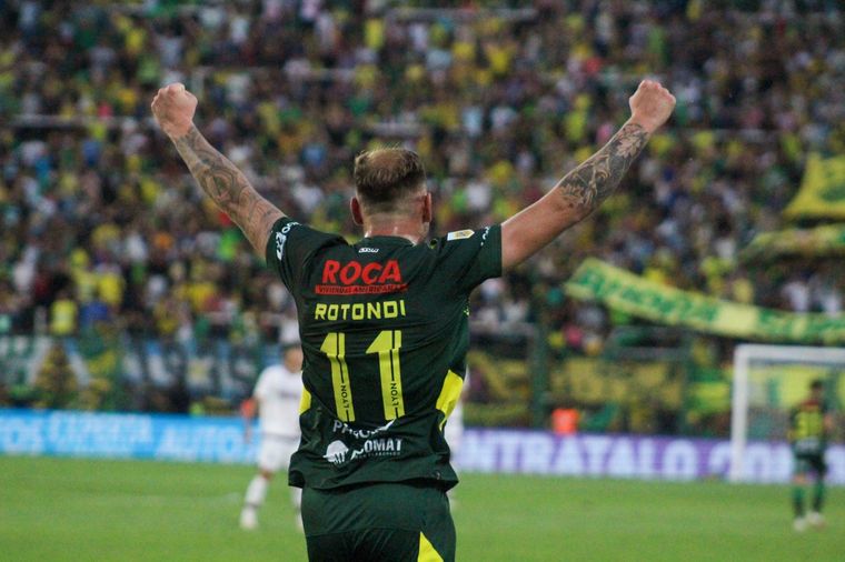 Rotondi abrió la cuenta y asistió a Bou en el segundo Foto: Defensa y Justicia