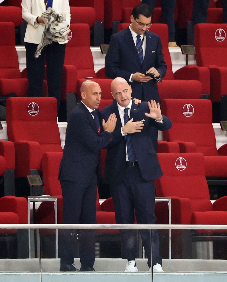 Gianni Infantino, el de la derecha, es el presidente de la FIFA. Foto: EFE