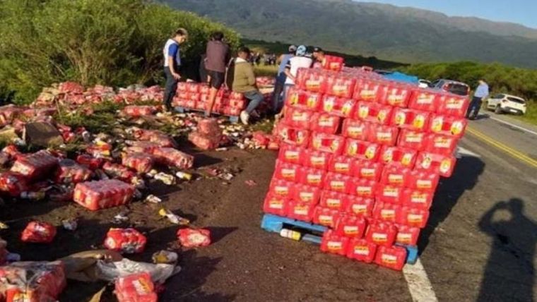 Volcó un camión que llevaba cerveza y los vecinos saquearon la carga