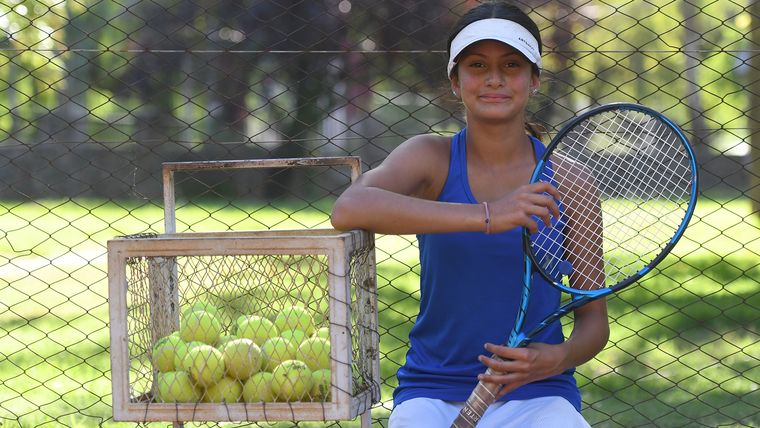 Su mundo, su pasión, su diversión y su objetivo confluyen en una cancha junto a su raqueta y algunas pelotas. Su mundo, su pasión, su diversión y su objetivo confluyen en una cancha junto a su raqueta y algunas pelotas.