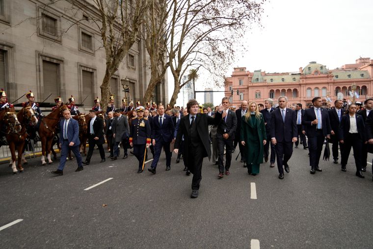 Javier Milei con su Gabinete saliendo de Casa Rosada