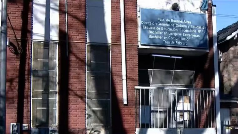 Un episodio de violencia sacudió al Colegio Secundario N°17 de Ciudad Jardín, en El Palomar, cuando un exalumno agredió a un compañero de curso con un cuchillo﻿.