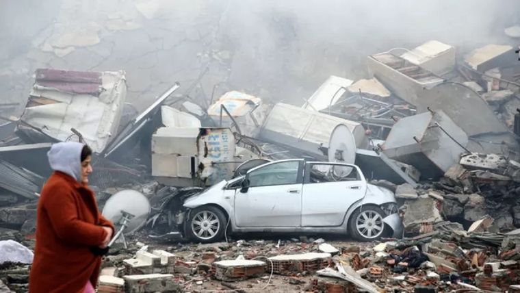 Escombros de edificios destruidos por terremoto cerca de Gaziantep, en Turquía. Foto: Getty Images