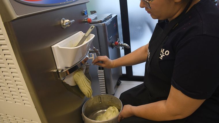 Astrid Candela lidera la fábrica y explica cómo la técnica y la inversión marcan diferencias en textura y sabor. Astrid Candela lidera la fábrica y explica cómo la técnica y la inversión marcan diferencias en textura y sabor.