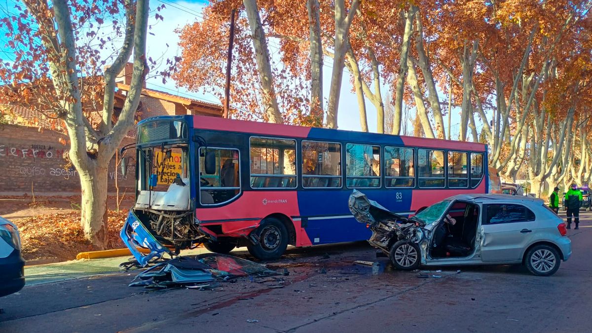 Fuerte choque entre un auto y un colectivo en Luján: así quedaron los vehículos
