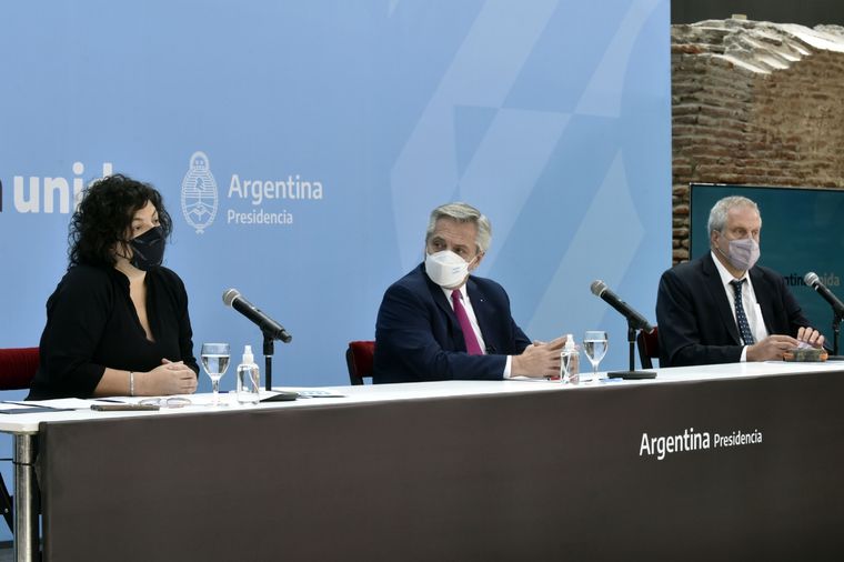 Carla Vizzotti junto a Alberto Fernández y Jaime Perczyk Foto: Télam