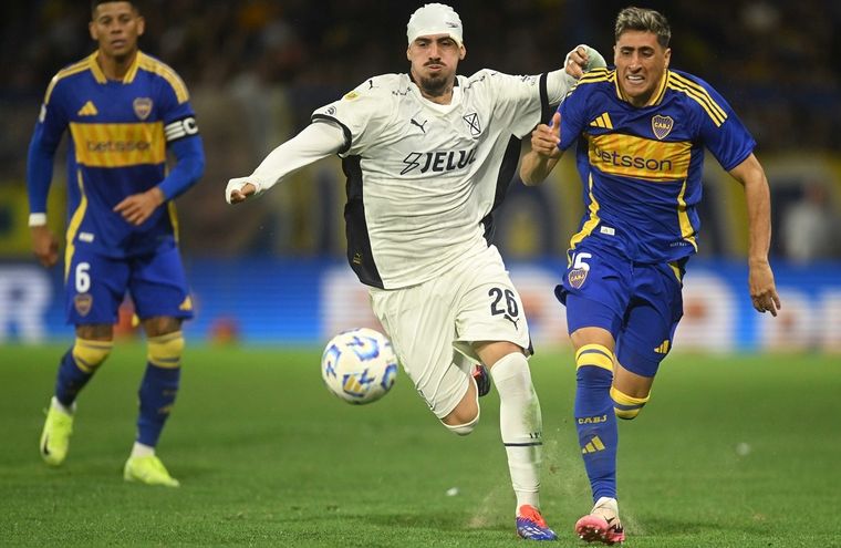 Kevin Lomónaco, defensor de Independiente, y Miguel Merentiel, delantero de Boca, estarán hoy otra vez frente a frente en la Bombonera. Foto: FotoBaires