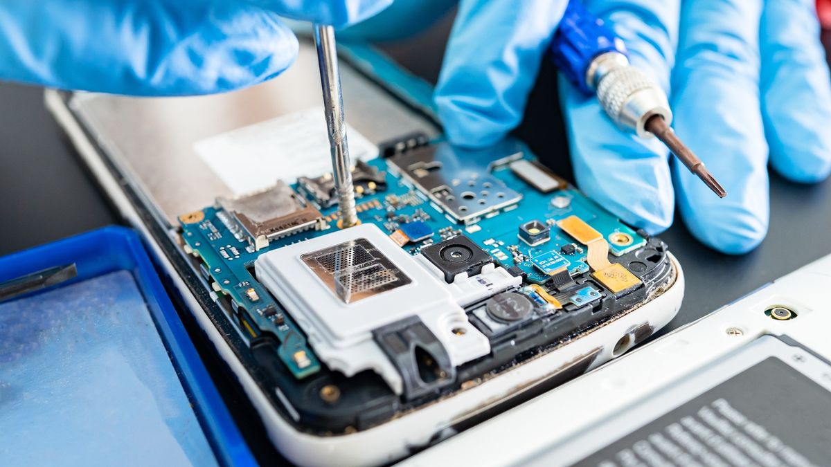 Por qué los usuarios Samsung pagan mucho más caro las reparaciones que los de iPhone