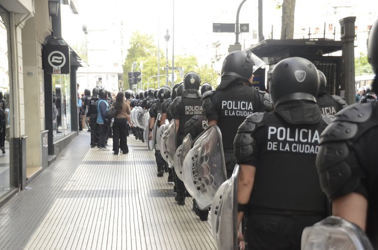 Durante la marcha de los jubilados frente al Congreso, la Policía de la Ciudad detuvo a 99 personas. Foto: Juan Mateo Aberastain / MDZ