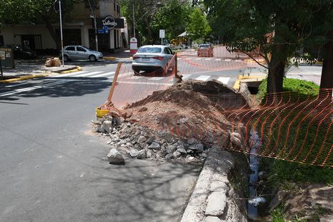 La esquina de Avellaneda y Granaderos amaneció con un pozo y montículos de tierra, pese a que las obras se habían dado por concluidas esta semana. La esquina de Avellaneda y Granaderos amaneció con un pozo y montículos de tierra, pese a que las obras se habían dado por concluidas esta semana.