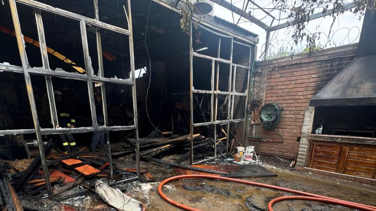 El fuego afectó una cuarta parte del galpón. El fuego afectó una cuarta parte del galpón.