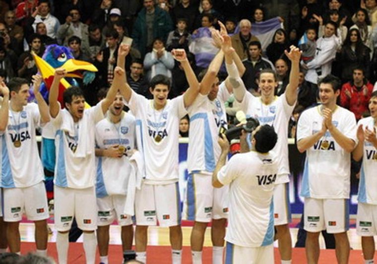 Leo Gutiérrez con el trofeo. Foto: Télam