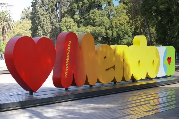 El cartel turístico de la plaza Independencia que es el más fotografiado por mendocinos y foráneos. 