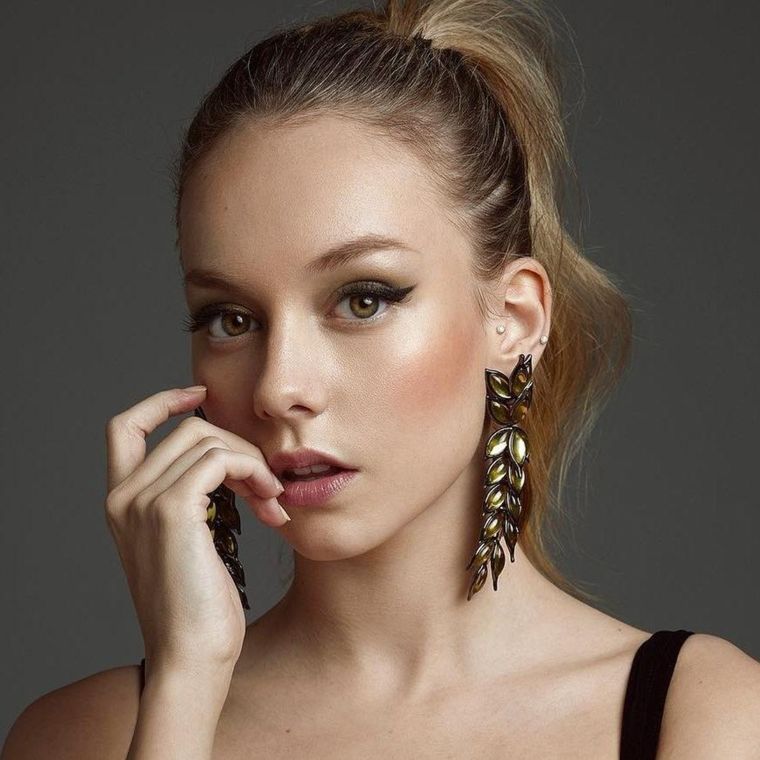 Ester Expósito sabe usar blazers y nos muestra cómo seguir sus pasos. Foto: Soy Futbol