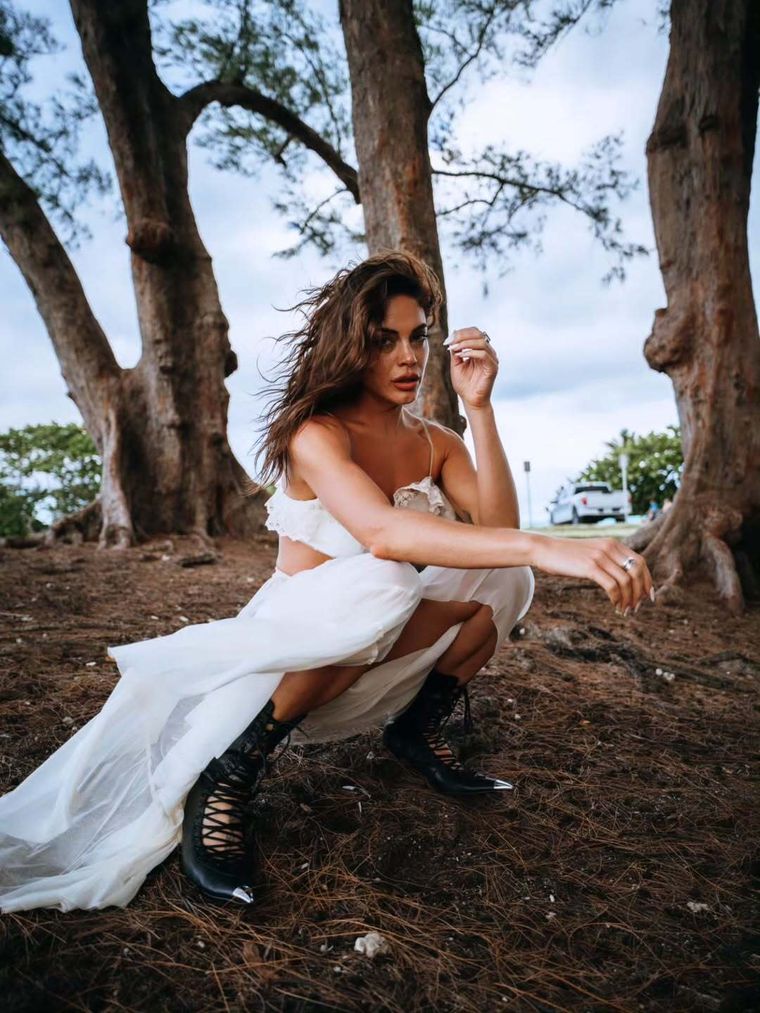 Emilia Attias impactó en Miami con un look de encaje blanco y botas negras. Emilia Attias impactó en Miami con un look de encaje blanco y botas negras.