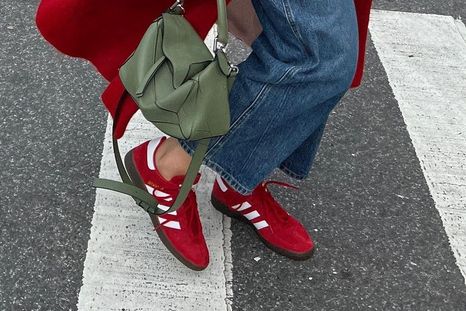 ¡Son furor! Estas son las zapatillas tendencia para esta última parte del 2024 Foto: Who What Wear